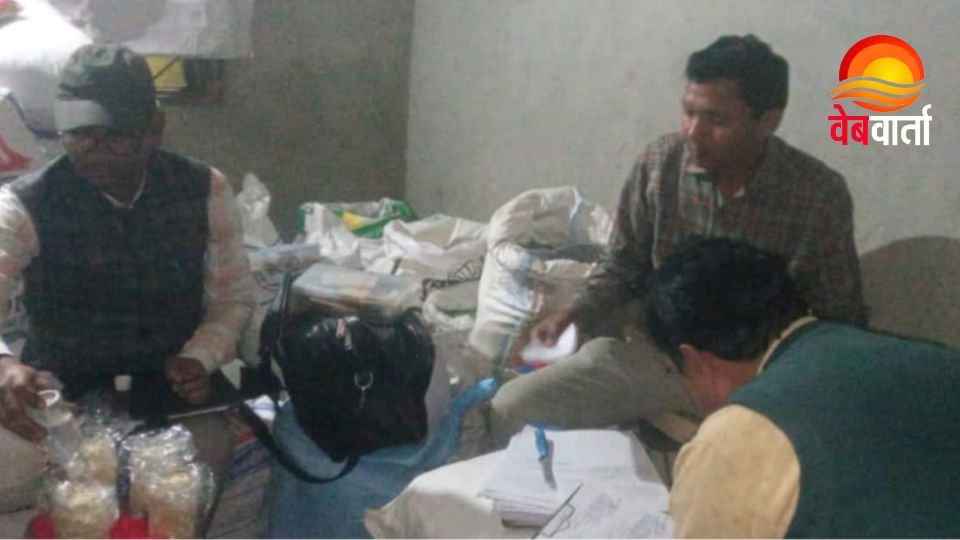 सिद्धार्थनगर मिलावटी खाद्य कार्रवाई में सीज की गई पपड़ी और नमकीन