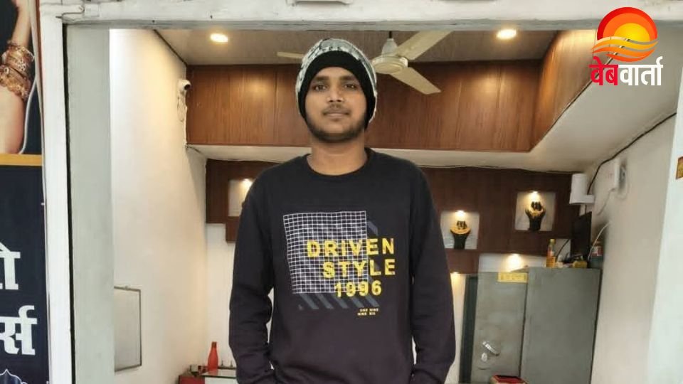 Siddharthnagar Student Death at Exam Centre सिद्धार्थनगर करौंदा नानकार परीक्षा केंद्र के बाहर बेहोश होकर गिरे छात्र रवि यादव को अस्पताल ले जाते लोग