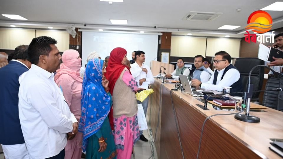 Sonipat DC Chairs Samadhan Shivir for Public Complaints सोनीपत में समाधान शिविर के दौरान शिकायतों की समीक्षा करते उपायुक्त