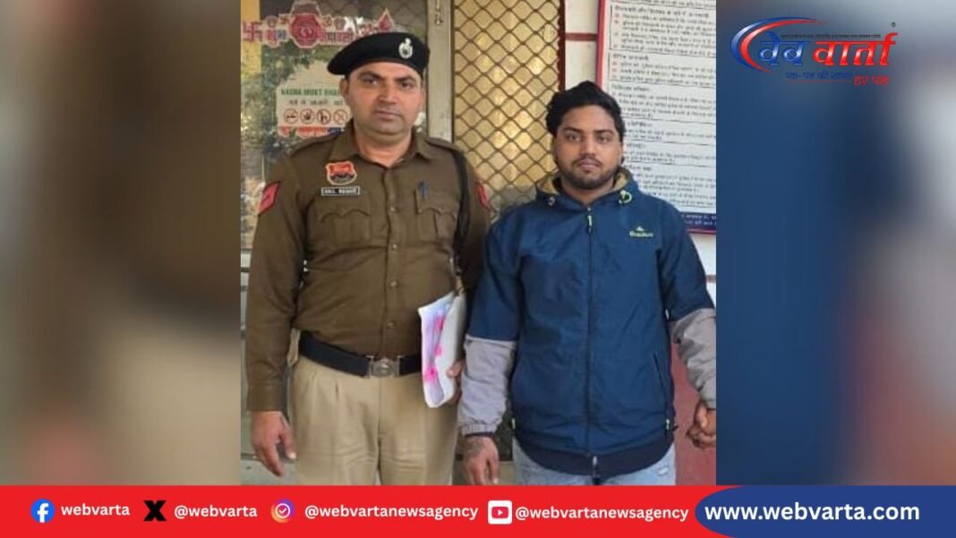 सोनीपत में ऑनलाइन ठगी के आरोपी को गिरफ्तार करती पुलिस