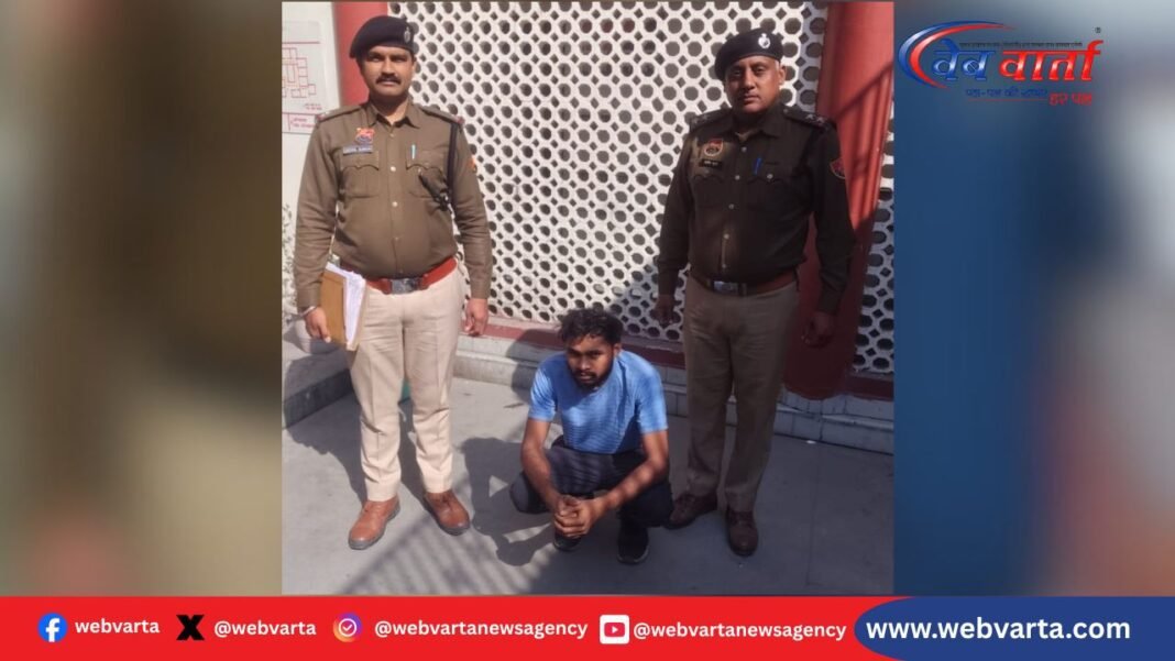 सोनीपत में गाड़ी चोरी मामले में आरोपी को गिरफ्तार करती पुलिस