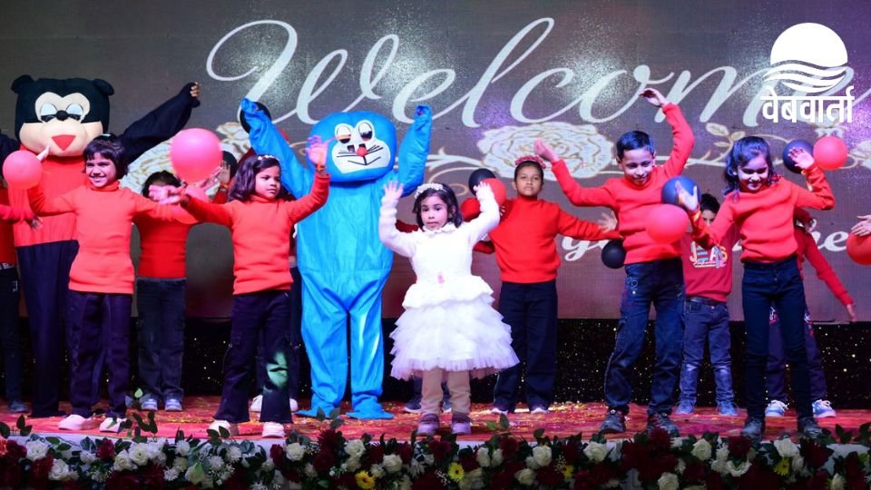 तुलसीपुर के स्टारवर्ड्स पब्लिक स्कूल में आयोजित वार्षिकोत्सव का सांस्कृतिक कार्यक्रम