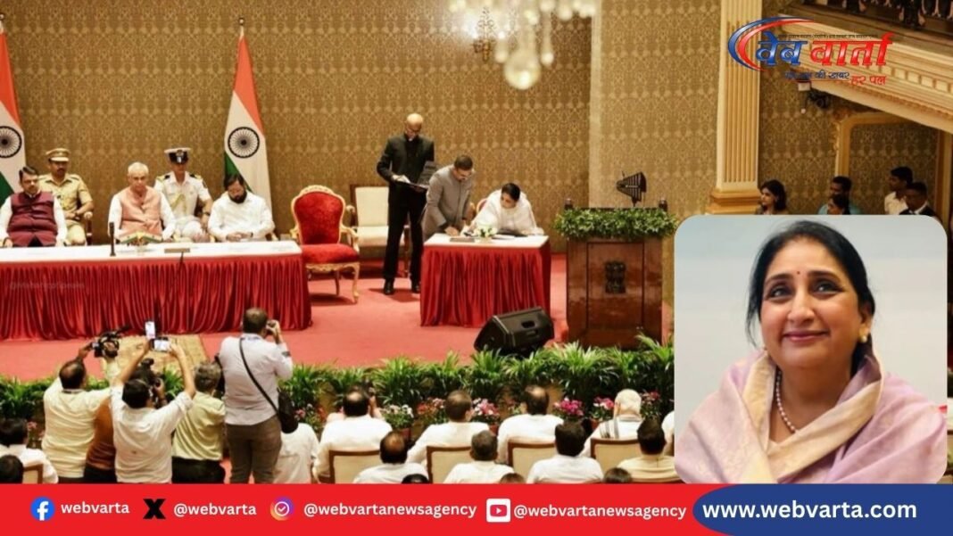 महाराष्ट्र की पहली महिला उपमुख्यमंत्री के रूप में शपथ लेतीं सुनेत्रा पवार
