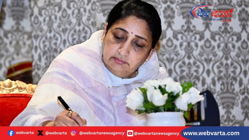 मुंबई के राजभवन में उपमुख्यमंत्री पद की शपथ लेतीं सुनेत्रा पवार