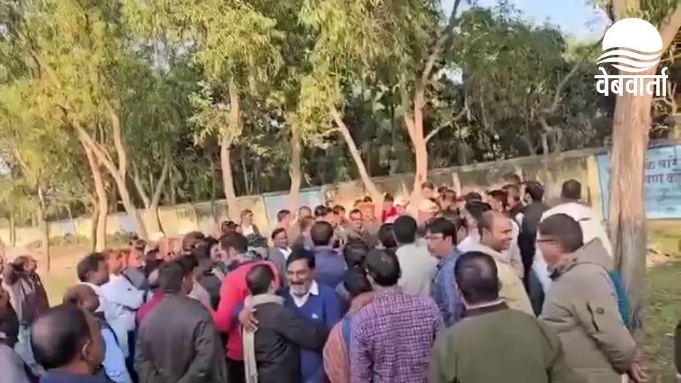 सिद्धार्थनगर में टीईटी अनिवार्यता के विरोध में प्रदर्शन करते शिक्षक