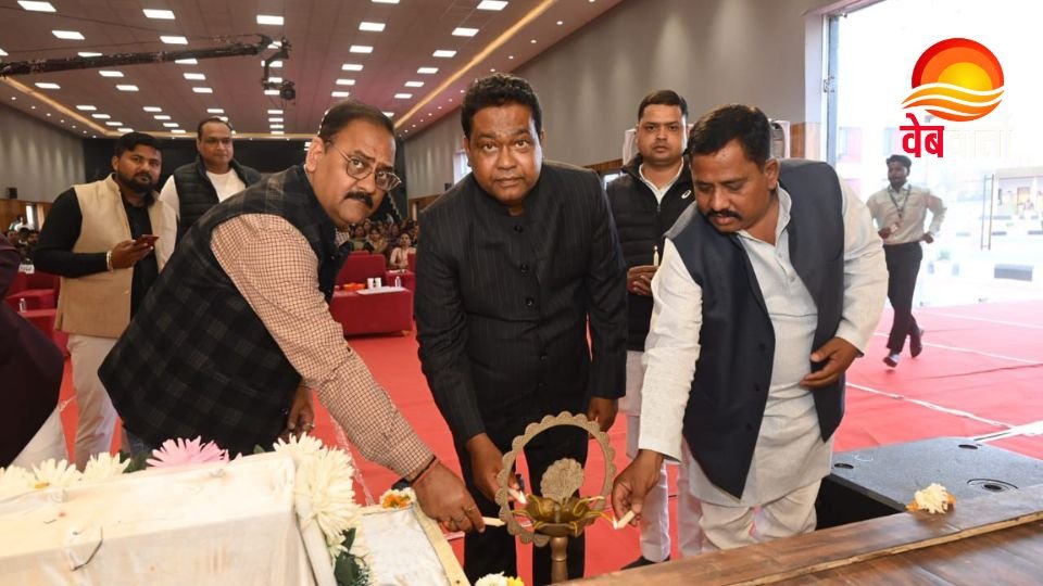 टीटू वर्ल्ड स्कूल के वार्षिकोत्सव में प्रस्तुति देते विद्यार्थी