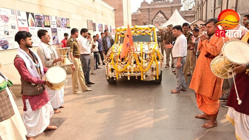 काशी विश्वनाथ धाम में दर्शन करते पर्यटन मंत्रालय के सचिव डॉ. श्रीवत्स कृष्णा
