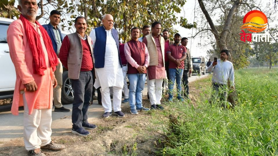 UP Agriculture Minister Visits Mustard Field in Deoria देवरिया में सरसों की फसल का निरीक्षण करते कृषि मंत्री सूर्य प्रताप शाही
