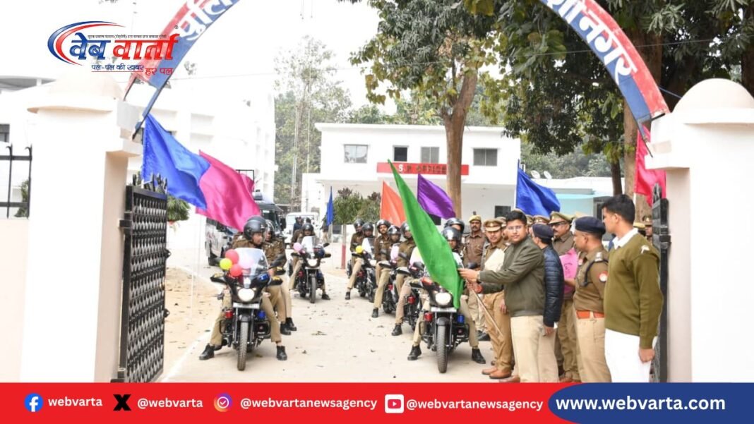 UP112 Emergency Vehicles Flagged Off in Kushinagar कुशीनगर में यूपी-112 के नए वाहन रवाना करते पुलिस अधिकारी
