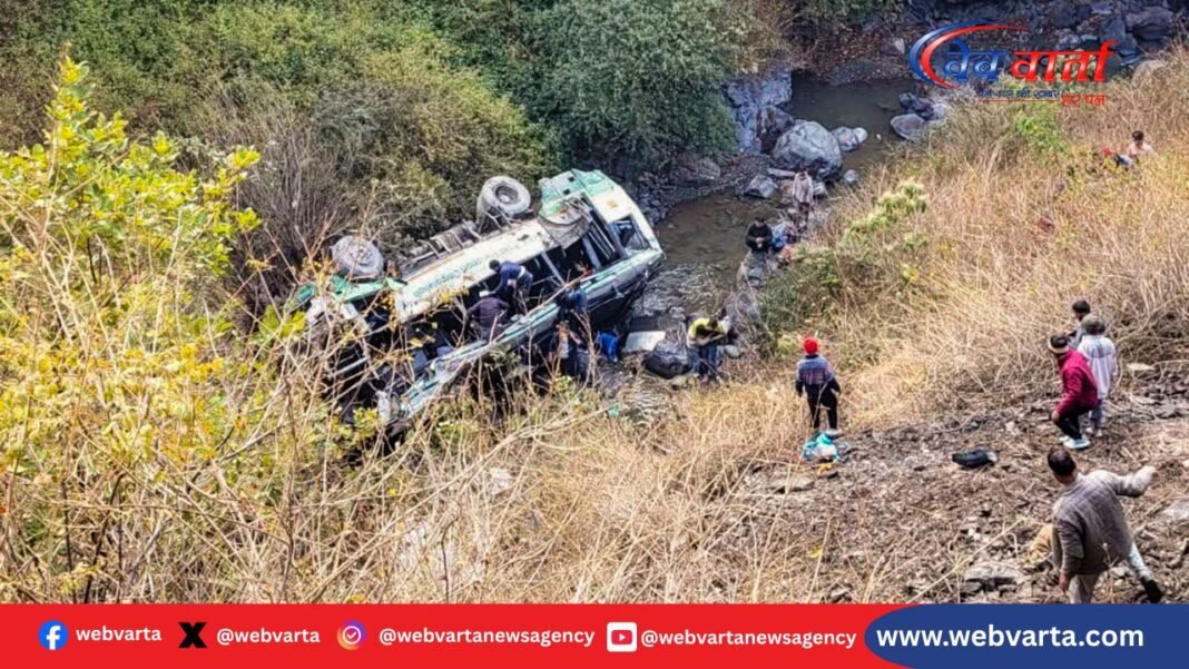 उत्तराखंड के कवाणु में हुए बस हादसे का दृश्य
