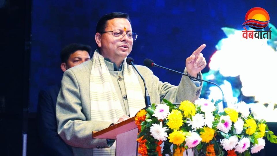 उत्तराखंड में राज्य आंदोलनकारियों की बढ़ी हुई पेंशन से जुड़ी जानकारी देते मुख्यमंत्री धामी