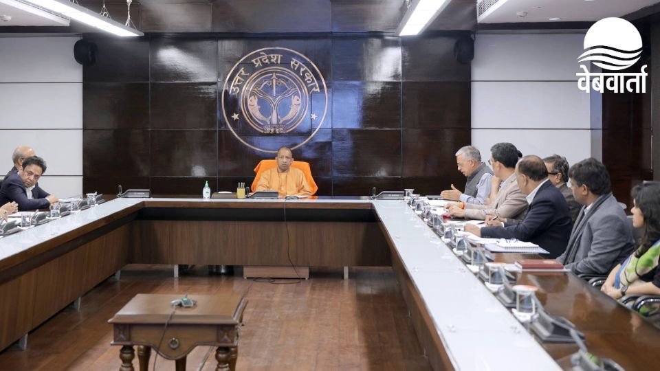 लखनऊ में कानून-व्यवस्था समीक्षा बैठक करते मुख्यमंत्री योगी आदित्यनाथ