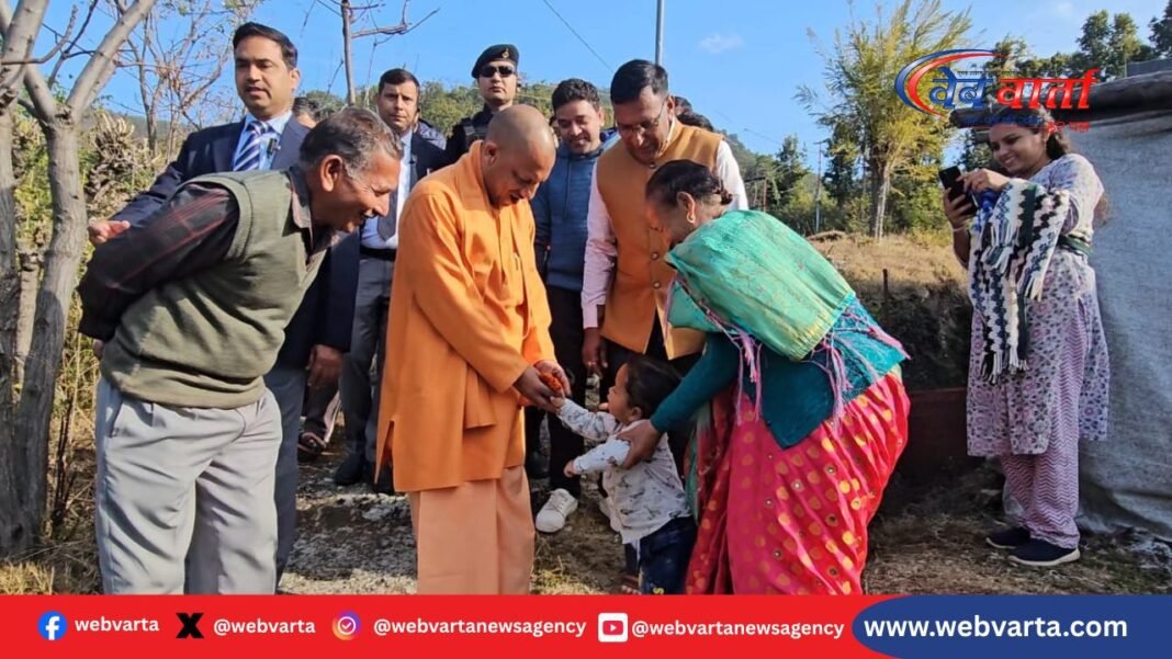 पंचूर गांव में बच्चों से मिलते मुख्यमंत्री योगी आदित्यनाथ