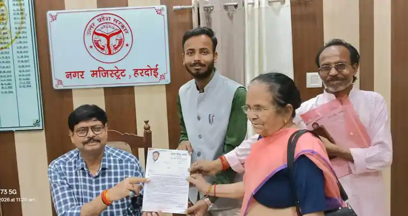 निजी स्कूलों में फीस वसूली को लेकर विरोध और शिकायत का दृश्य