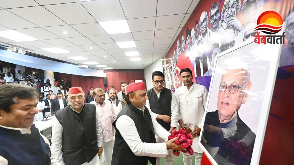 अज़ीज़ कुरैशी की दूसरी पुण्यतिथि पर सपा मुख्यालय लखनऊ में श्रद्धांजलि देते अखिलेश यादव