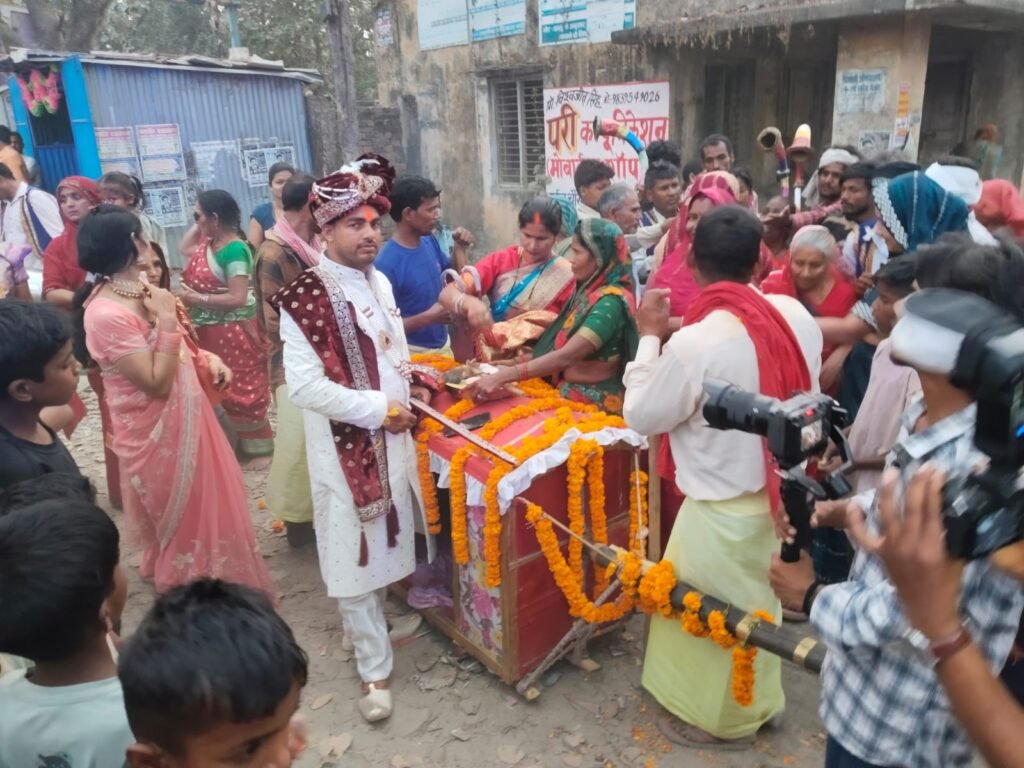 देवरिया में डोली में बैठे दूल्हे और बैलगाड़ियों से निकली पारंपरिक बरात।