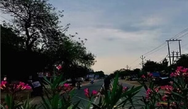 CG Weater News: छत्तीसगढ़ में अचानक बदला मौसम, तेज गर्मी के बीच बारिश-ओलों ने दी राहत, कई जिलों में आज भी अलर्ट