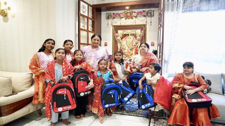 Delhi: रेखा गुप्ता ने महाअष्टमी पर किया कन्या पूजन, सीएम Delhi: रेखा गुप्ता ने महाअष्टमी पर किया कन्या पूजन, सीएम ने कन्याओं के पैर धोकर कराया भोजन, दिया उपहार