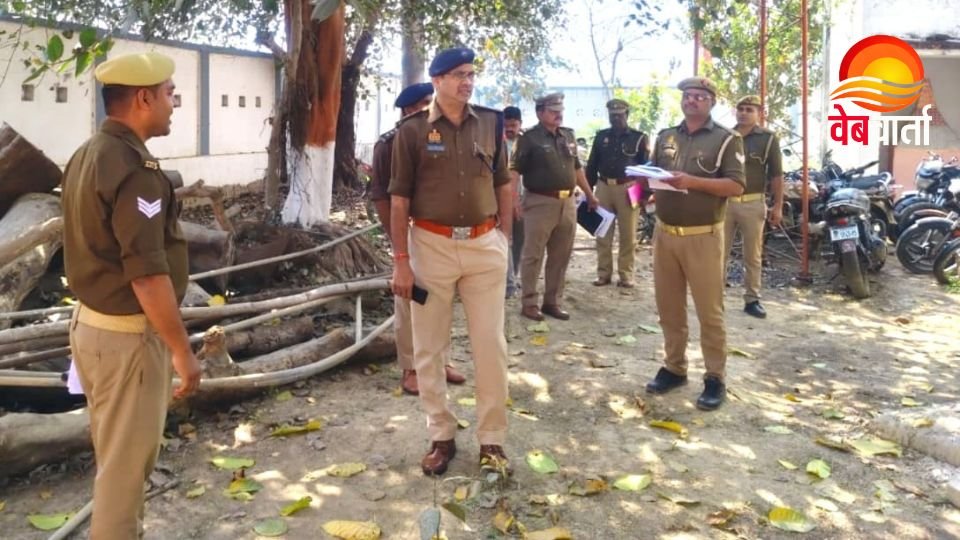 Deoria Ekauna Thana Annual Inspection Deoria Ekauna Thana Inspection के दौरान निरीक्षण करते अधिकारी