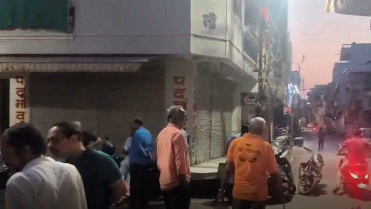 Dhar News: इंजीनियर ने स्वयं का गला रेता, ज्यादा खून बहने से हुई मौत, मॉर्निंग वॉक पर निकले लोगों ने दी सूचना