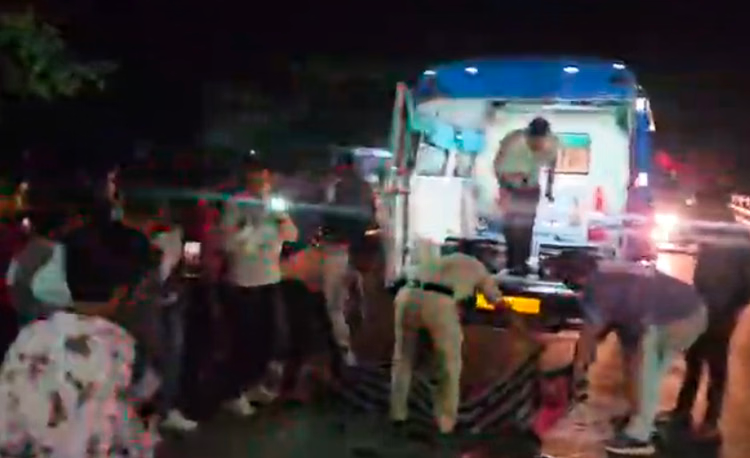 Dhar News: पांच घंटे में जिले में हुए तीन बड़े हादसे, दो की दर्दनाक मौत; एक नशे में धुत चालक केबिन में फंसा