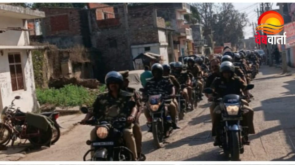 Dumariyaganj Flag March by Police Dumariyaganj Flag March के दौरान पुलिस गश्त