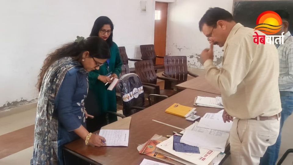 Gohana Board Exam Inspection by SDM Gohana Board Exam Inspection के दौरान निरीक्षण करती एसडीएम