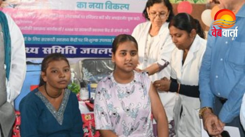 HPV Vaccination Campaign Launch Jabalpur जबलपुर में एचपीवी टीकाकरण अभियान के तहत जिला अस्पताल में एचपीवी वैक्सीन लगवाती बालिका