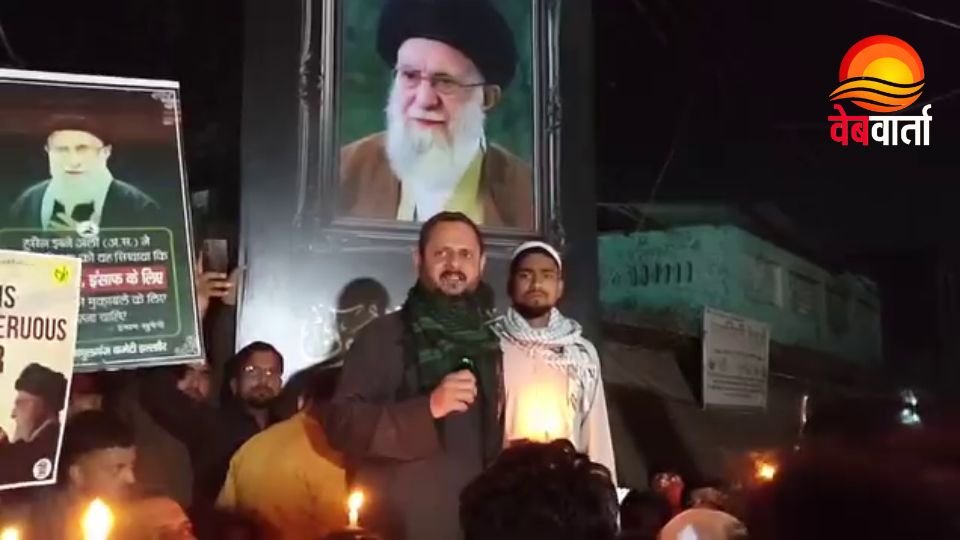 डुमरियागंज के हल्लौर में अयातुल्ला अली ख़ामेनेई के इंतकाल पर कैंडल मार्च का दृश्य