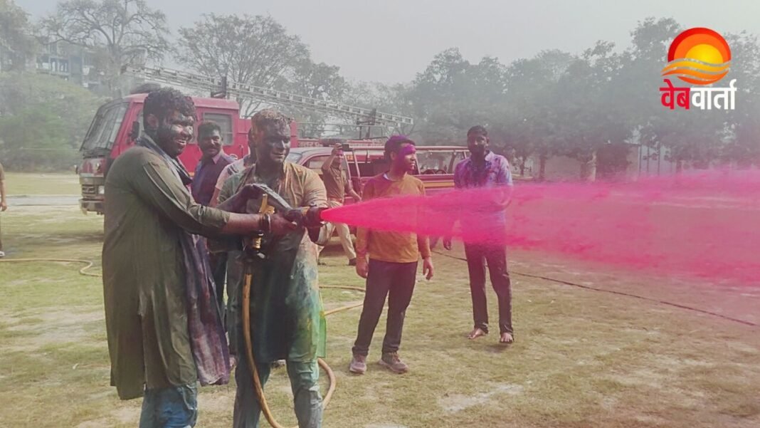 Hardoi Holi Celebration – हरदोई पुलिस लाइन में DM-SP ने खेली होली