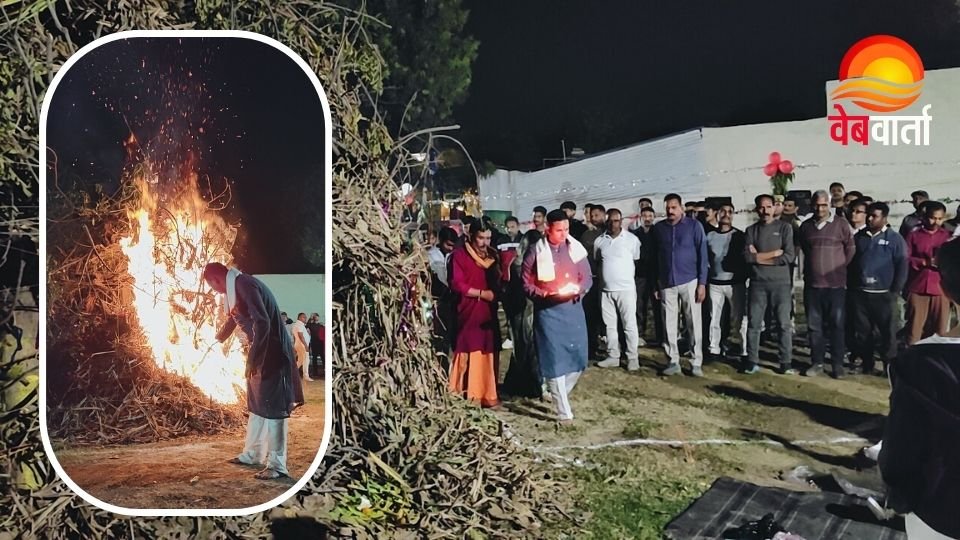 Hardoi Holika Dahan at Police Line Hardoi Holika Dahan के दौरान पुलिस लाइन में पूजा-अर्चना