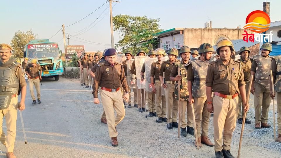 हरदोई में पुलिस फ्लैग मार्च के दौरान बाजार क्षेत्र में गश्त करती पुलिस