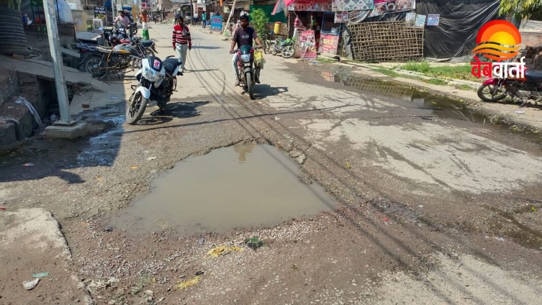 Hardoi Suthena Tiraha Road Crisis Hardoi Suthena Tiraha Road Crisis – जलभराव से सड़क में गहरे गड्ढे