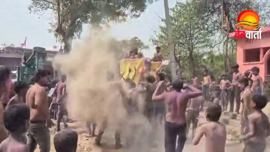 Holi Celebration Siddharthnagar में बहेरिया गांव में ग्रामीणों द्वारा मनाया गया होली उत्सव