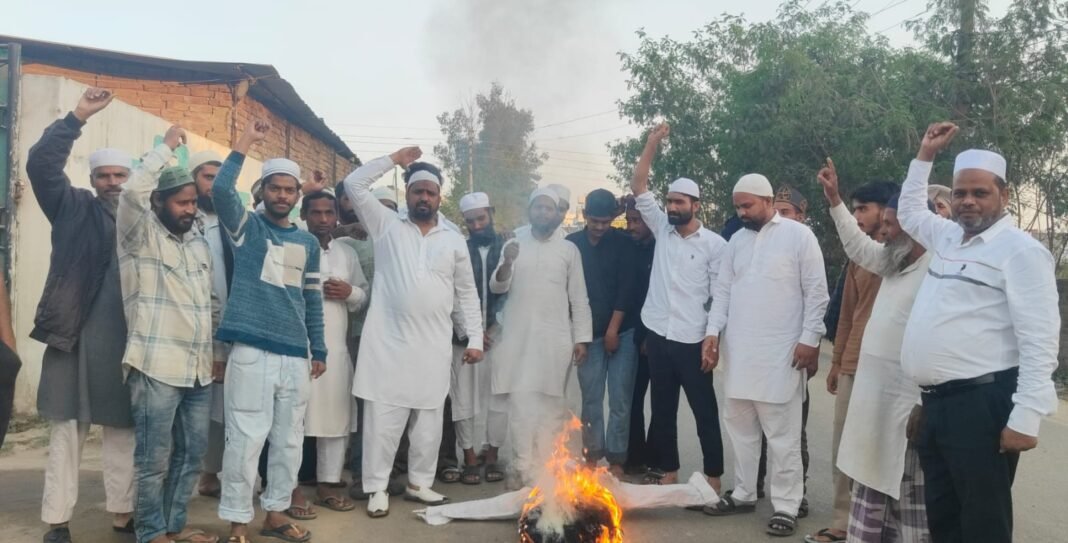 ईरान पर हमले के विरोध में जालंधर में जोरदार प्रदर्शन के दौरान मस्जिद ए कुबा खांबड़ा के बाहर पुतला दहन