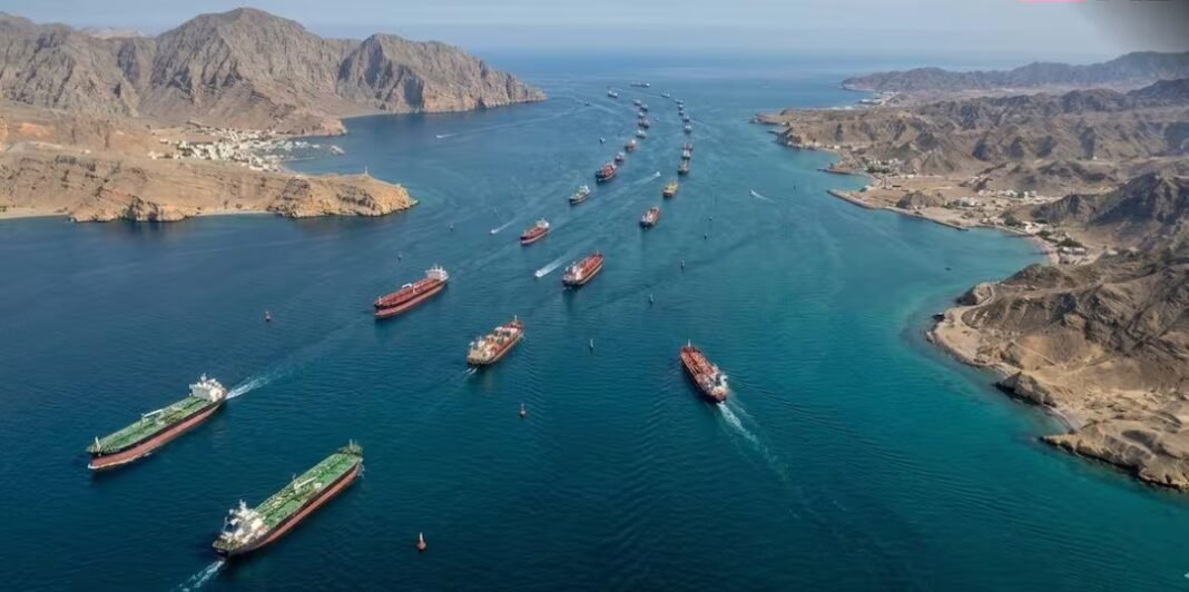 LPG Crisis: स्ट्रेट ऑफ होर्मुज में अब भी फंसा है भारत आ रहा LPG का स्टॉक!