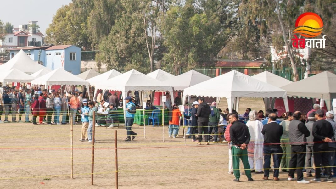 Nepal General Election 2026 में नेपाल के मतदाता मतदान करते हुए