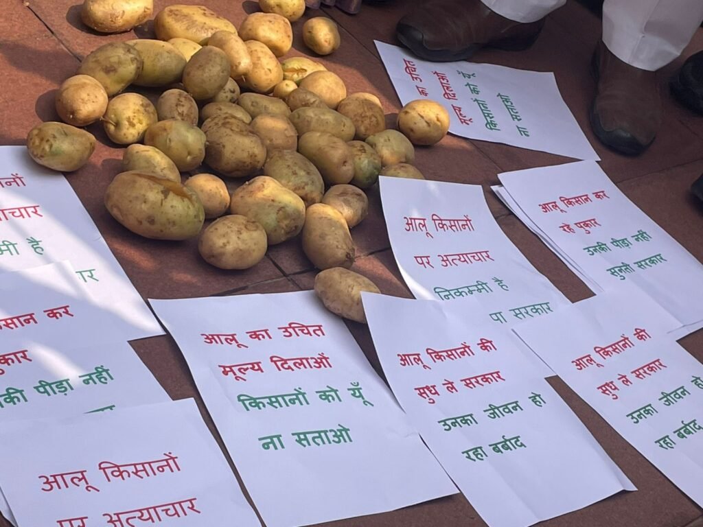 Samajwadi Party Potato Protest Parliament1