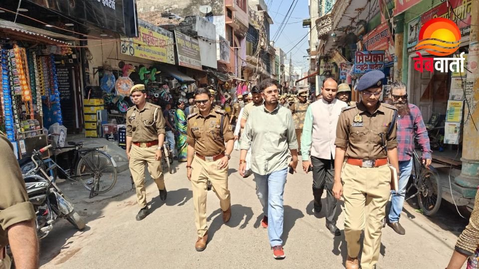 Shahabad Flag March by District Administration शाहाबाद में जिला प्रशासन का फ्लैग मार्च करते पुलिस-प्रशासन अधिकारी