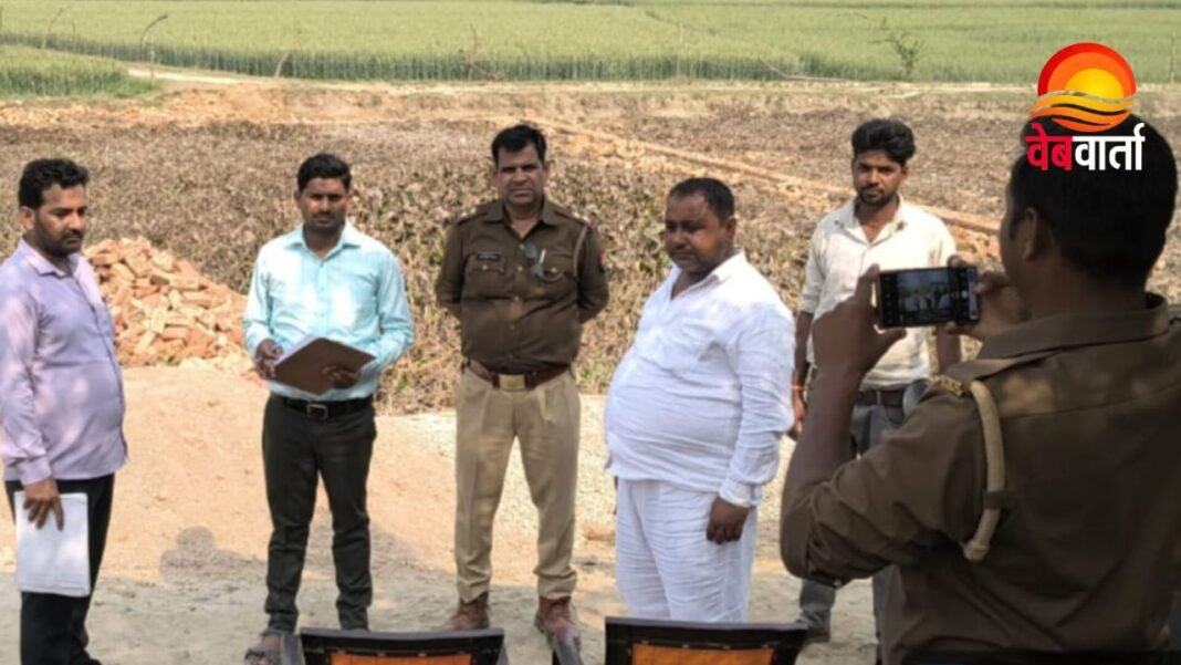 Shahjahanpur News मलेवा गांव में अन्नपूर्णा भवन के लिए चिन्हित सरकारी भूमि से अवैध कब्जा हटाया