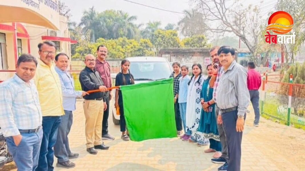 Siddharthnagar Education Bal Utsav Students Siddharthnagar Education राज्य स्तरीय बाल उत्सव में भाग लेने लखनऊ रवाना छात्राएं