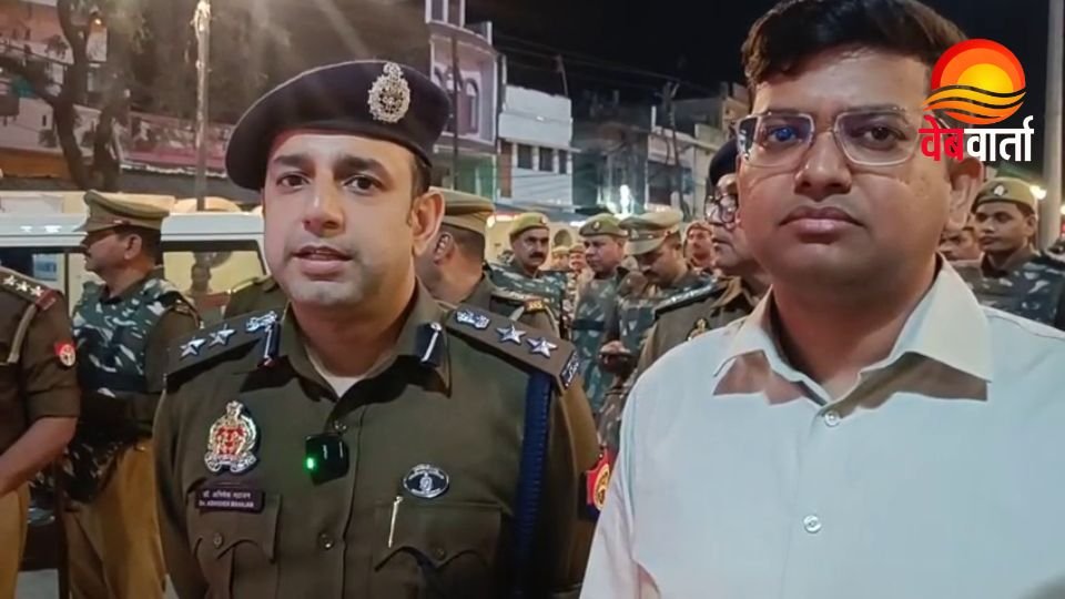 Siddharthnagar Route March by DM and SSP Siddharthnagar Route March के दौरान डीएम और एसएसपी पैदल गश्त करते हुए