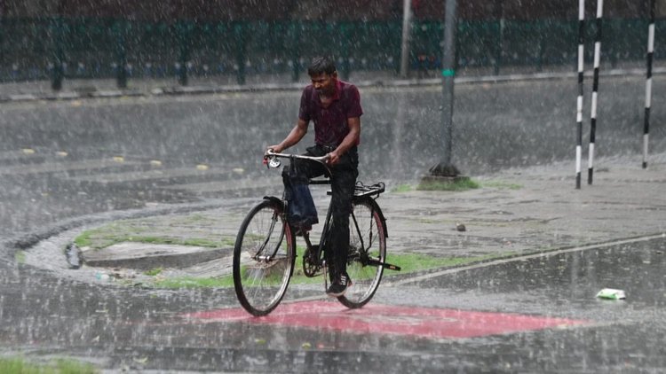 Weather Update: दिल्ली-NCR में बदला मौसम का मिजाज, कई इलाकों में बारिश; येलो अलर्ट जारी, चार दिन बरसेंगे बदरा!