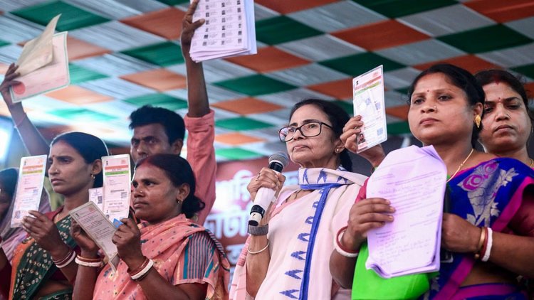 West Bengal SIR: ममता बनर्जी के धरने का तीसरा दिन, भाजपा पर हुईं हमलावर; चुनाव आयोग के दुरुपयोग का आरोप