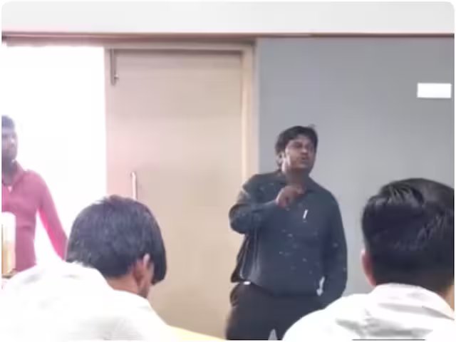 छात्रा से इश्क लड़ाना प्रोफेसर को पड़ा भारी, चप्पल से धुनाई, नौकरी भी गई