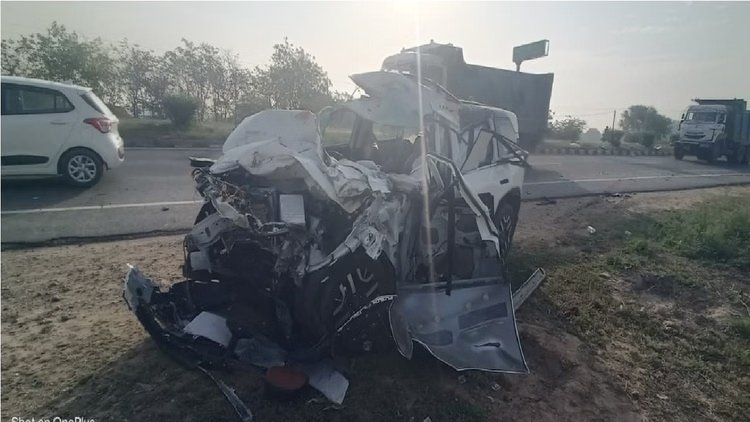 हांसी बाईपास पर हादसा: तेज रफ्तार कार ट्रैक्टर-ट्रॉले में घुसी, शादी से लौट रहे दो दोस्तों की मौत; तीन गंभीर