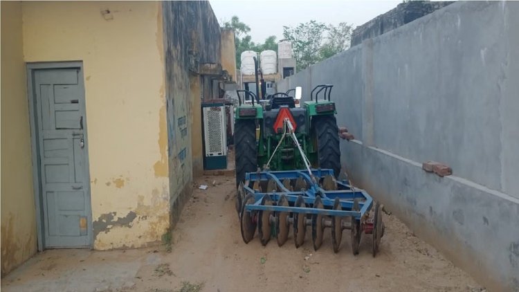 Bhiwani: पूर्व CM बंसीलाल के परिवार में खेतिहर जमीन को लेकर विवाद, पुलिस ने दो ट्रैक्टरों को कब्जे में लिया