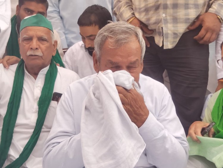 Dehradun: दिव्यांशु हत्याकांड, बेटे को याद कर फूट-फूट कर रोने लगे पिता, शोक सभा में पहुंचे राकेश टिकैत