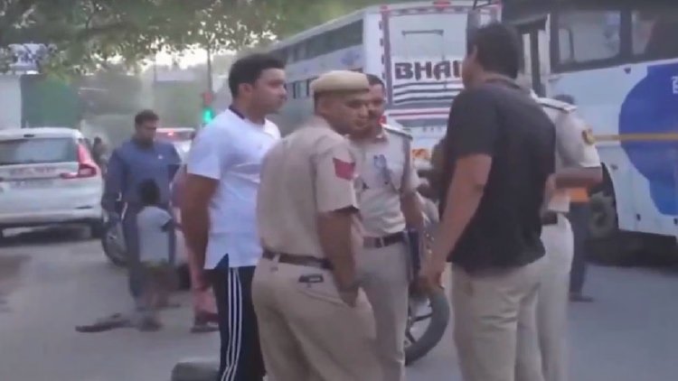Delhi: बदमाशों ने तड़के एक युवक को गोली मारी, मौके से तीन खोके मिले, हमलावरों की तलाश में पुलिस