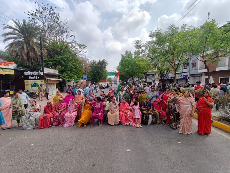 Indore News: मालवा मिल में शराब दुकान खुलने का विरोध, सड़क पर बैठी महिलाएं, व्यापारी भी नाराज